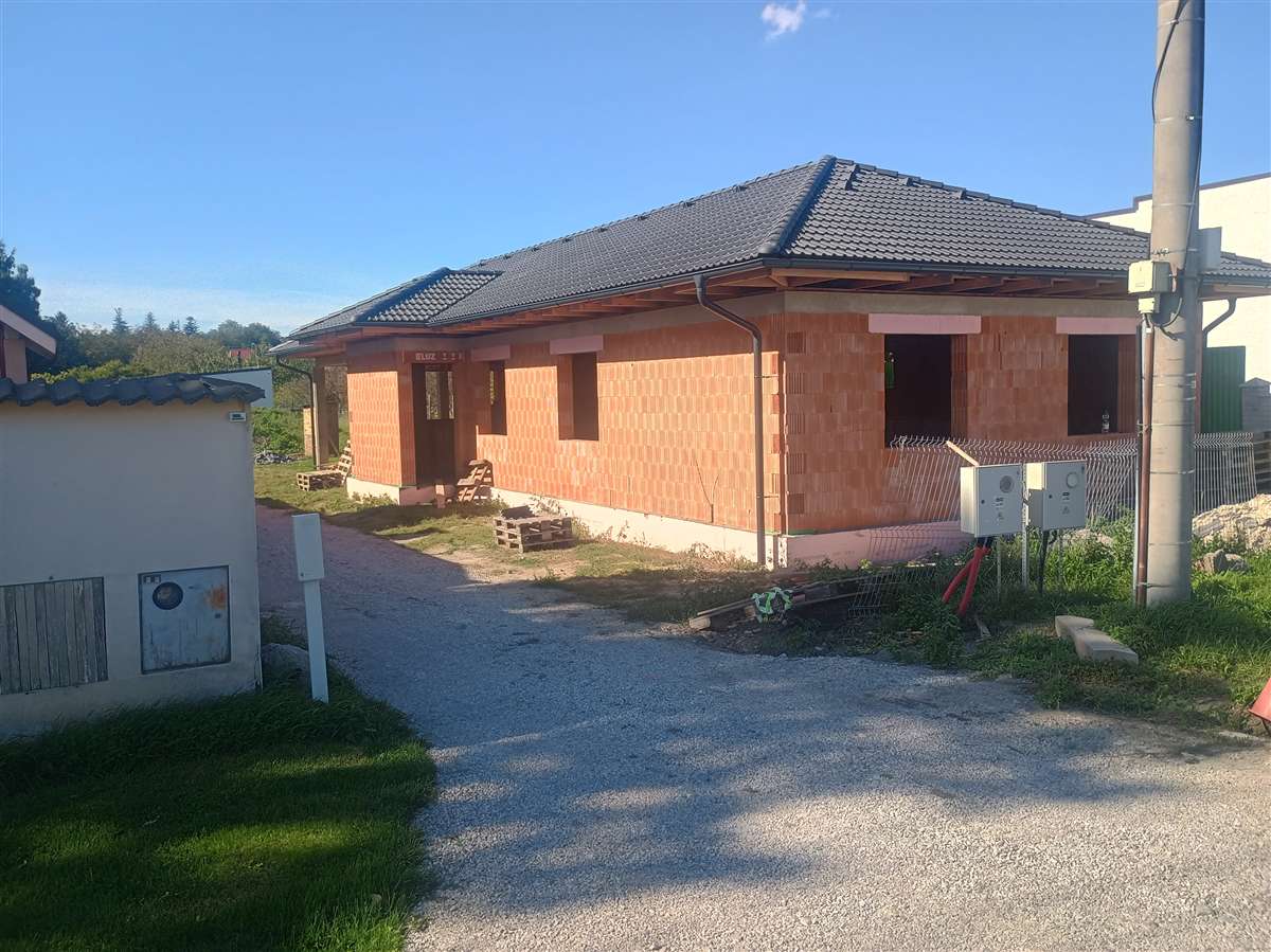 Novostavba Šúrovce Bramac Klassic novo čierna